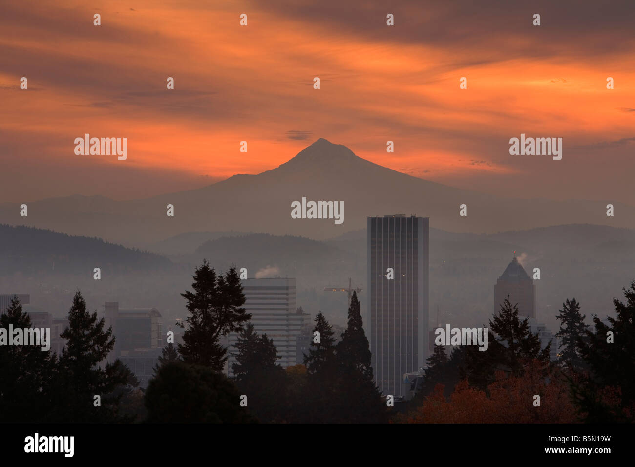 Japanischer Garten, Aussicht, Sonnenaufgang ansehen von Portland und Mt. Hood, Herbst, Sunrise, Oregon Stockfoto