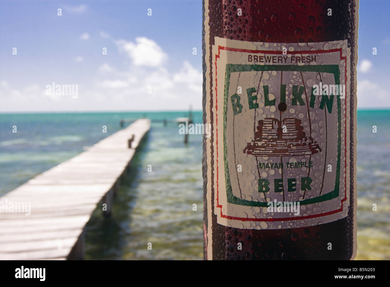 CAYE CAULKER BELIZE Belikin Bier Poster von hölzernen Dock durch karibische Meer Stockfoto