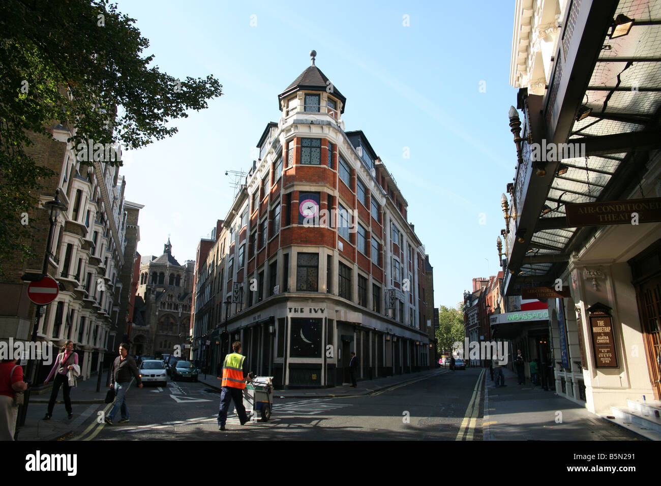 Das Ivy Restaurant, London und St.-Martins Theater rechts Stockfoto