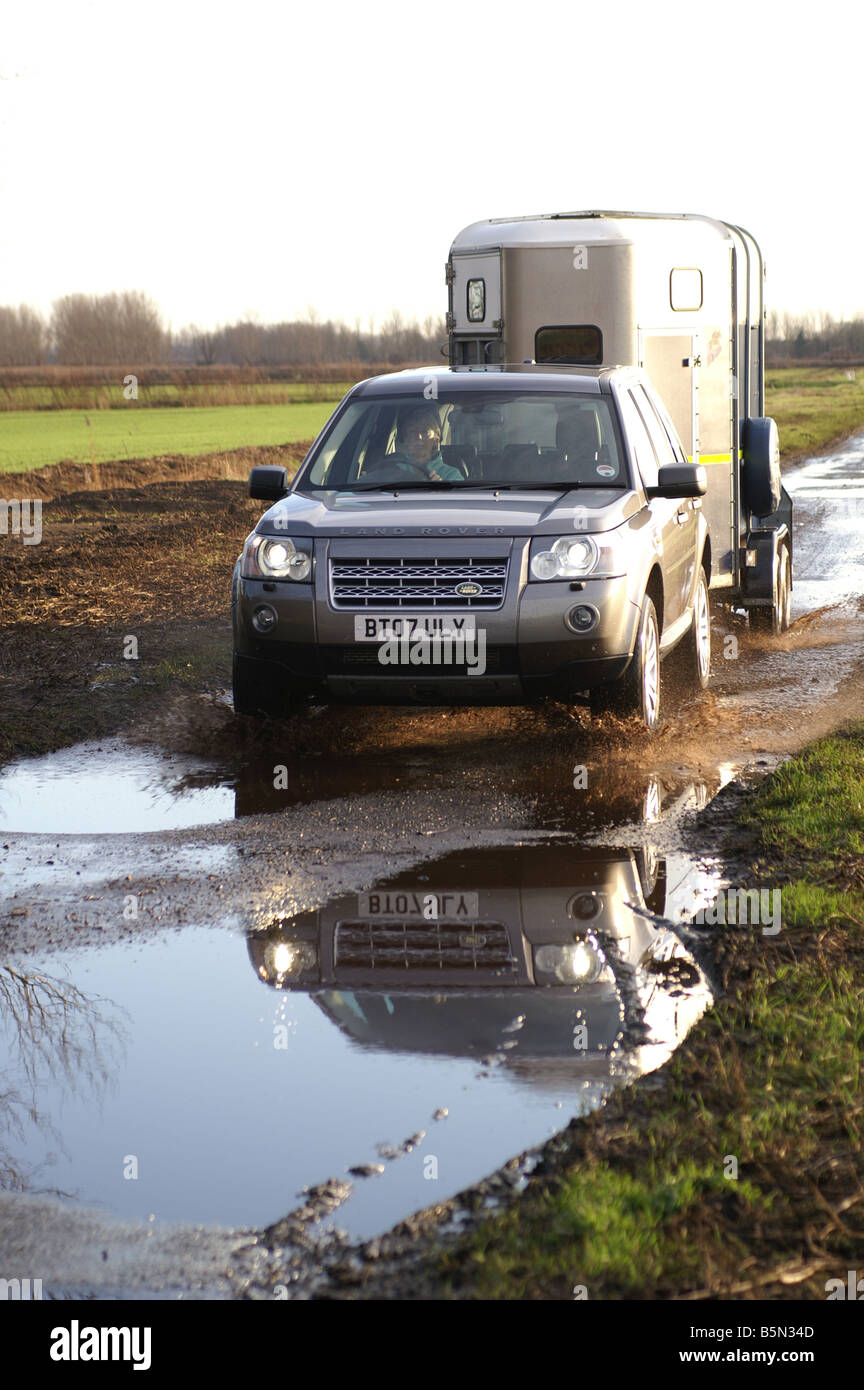 Land Rover Freelander 2 Abschleppen Ifor Williams Pferdeanhänger Stockfoto