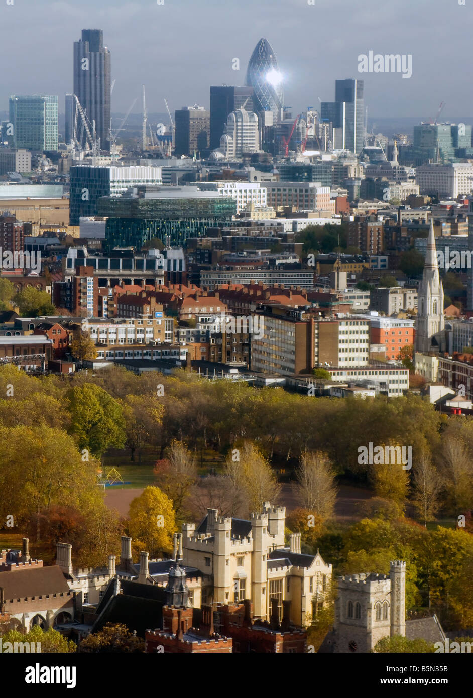 Blick vom Millbank Tower 8 - der City of London, Lambeth Palace im Herbst Stockfoto