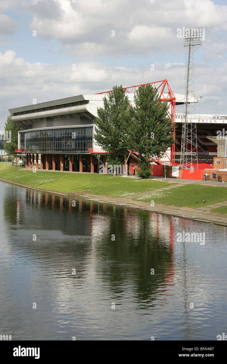 Stadt von Nottingham, England. Nottingham Forest Football Club NFFC Stadion Meadow Lane, am Ufer des Flusses Trent. Stockfoto