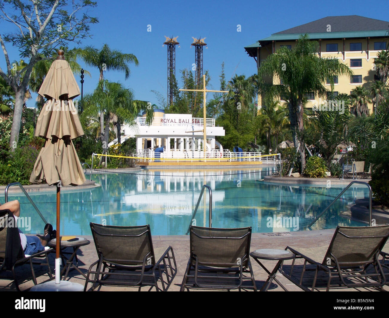 Die Lagunen-Swimmingpool, komplett mit einem Sandstrand, im Royal Pacific Resort auf dem Gelände von Universal Orlando. Stockfoto