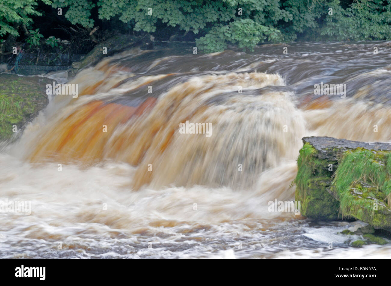 Ayesgarth Falls Hochwasser Stockfoto