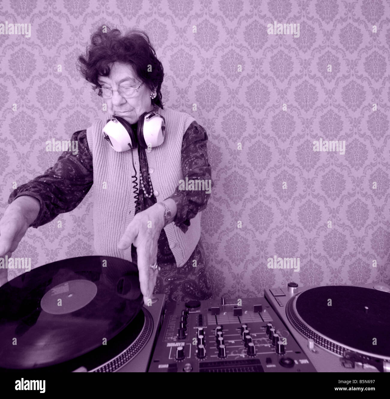 sehr funky ältere Oma dj gehen Dame Stockfoto