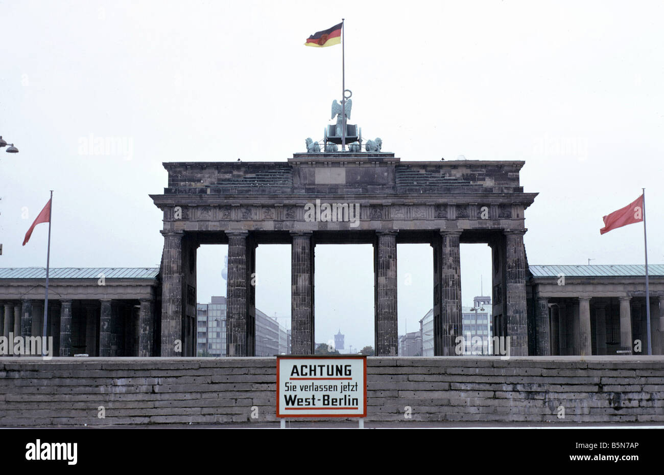 Die Berliner Mauer am Brandenburger Tor im Jahr 1975 Stockfoto