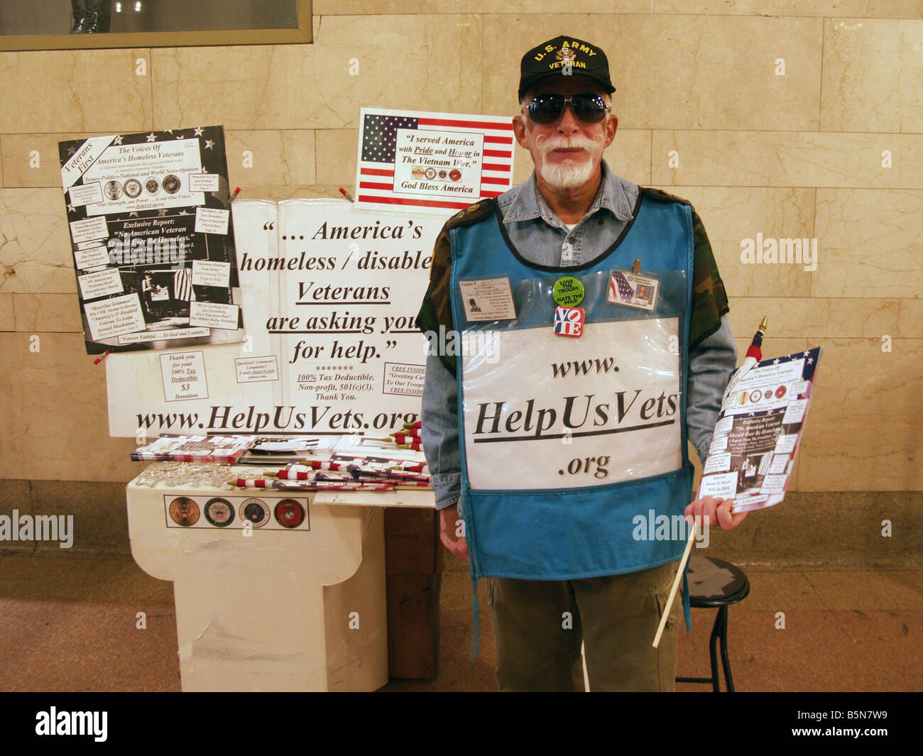 Eine amerikanische Vietnam-Veteran bittet um Spenden für Obdachlose und behinderte Kriegsveteranen Stockfoto