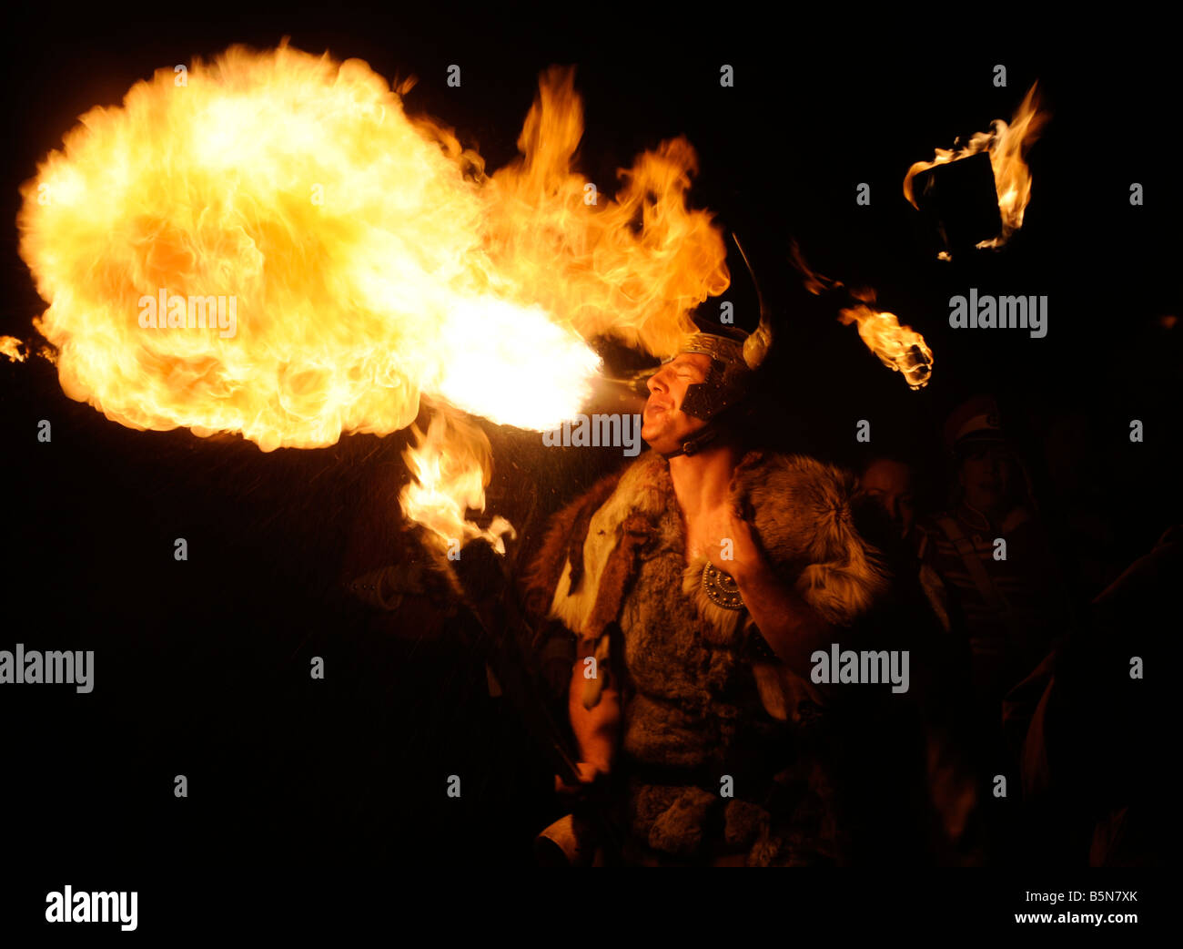 Feuer Nacht feiern in East Hoathly in der Nähe von Lewes. Eine Verschnaufpause Feuer beleuchtet die Prozession. Bild von Jim Holden. Stockfoto