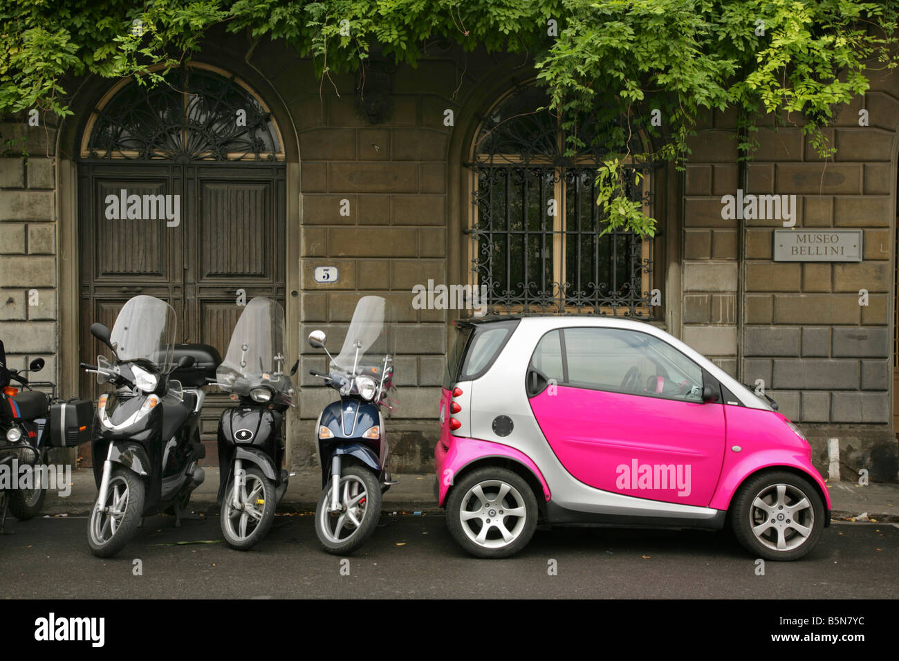 Smart Auto und Roller parkten außerhalb des privaten Museo Bellini, Florenz, Italien. Stockfoto