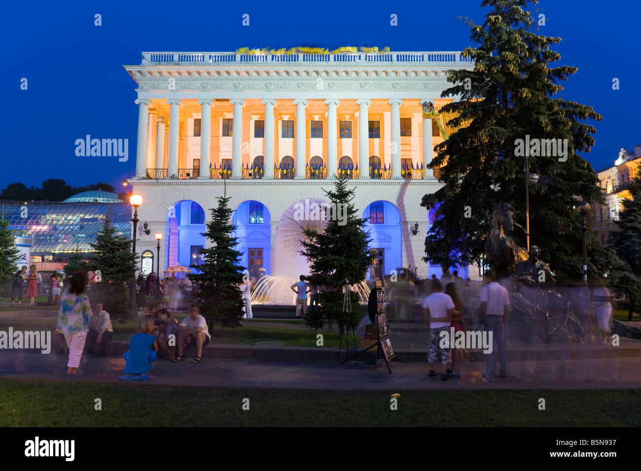 Nationale Musikakademie in Kiew, Ukraine Maidan Nezalezhnosti (Unabhängigkeitsplatz) nachts beleuchtet Stockfoto