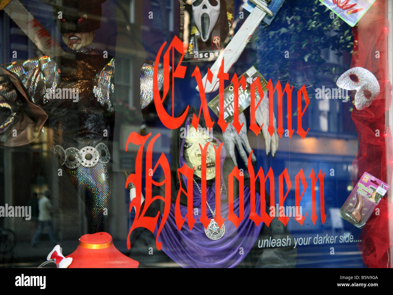 Halloween Display im Kostüm Verleih Schaufenster London Stockfoto