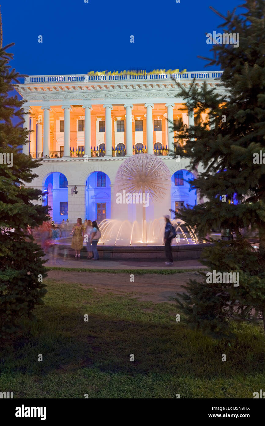 Nationale Musikakademie in Kiew, Ukraine Maidan Nezalezhnosti (Unabhängigkeitsplatz) nachts beleuchtet Stockfoto