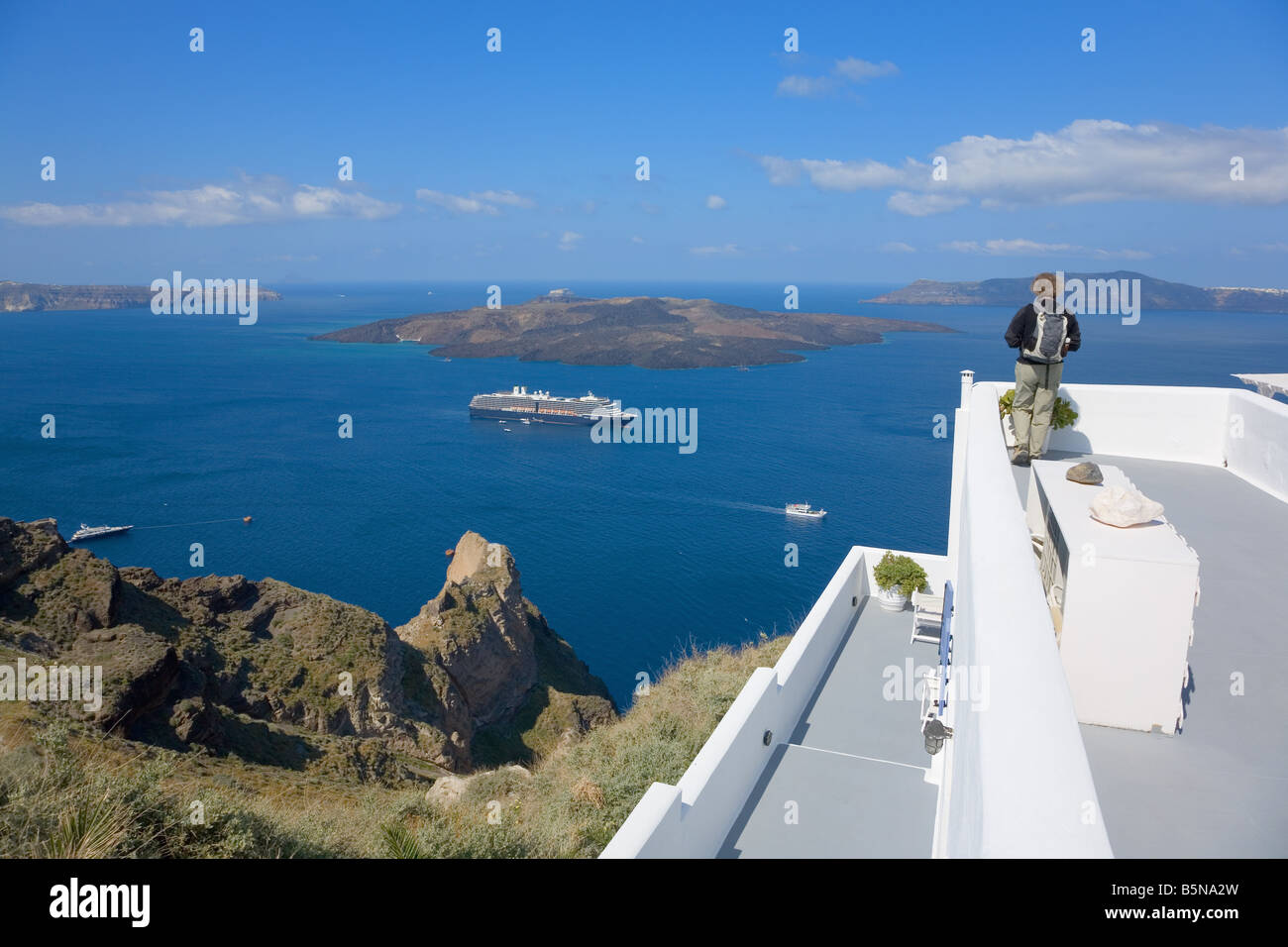 Mann die Fotos von Santorini Caldera mit Nea Kameni Insel vulkanischen Ursprungs im Hintergrund Stockfoto