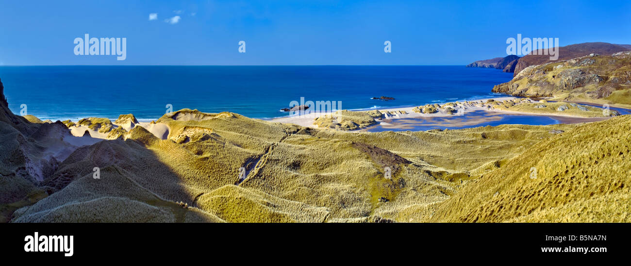 Der Strand und die Dünen von Sandwood Bay, Schottland, die nur zu Fuß von Sheigra erreicht werden können. Auf einem fast wolkenlosen Tag genommen. Stockfoto