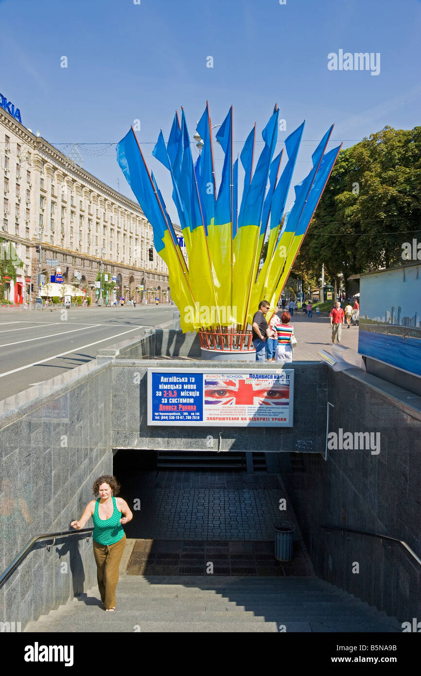 Unabhängigkeitstag, ukrainische nationale Fahnen in Maidan Nezalezhnosti (Unabhängigkeitsplatz), Kiew, Ukraine Stockfoto