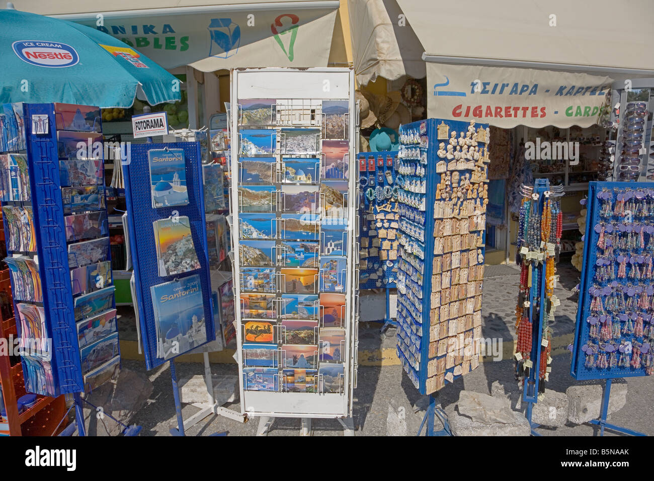 Postkarte Stand in einem Dorf auf der Insel Santorini Stockfoto