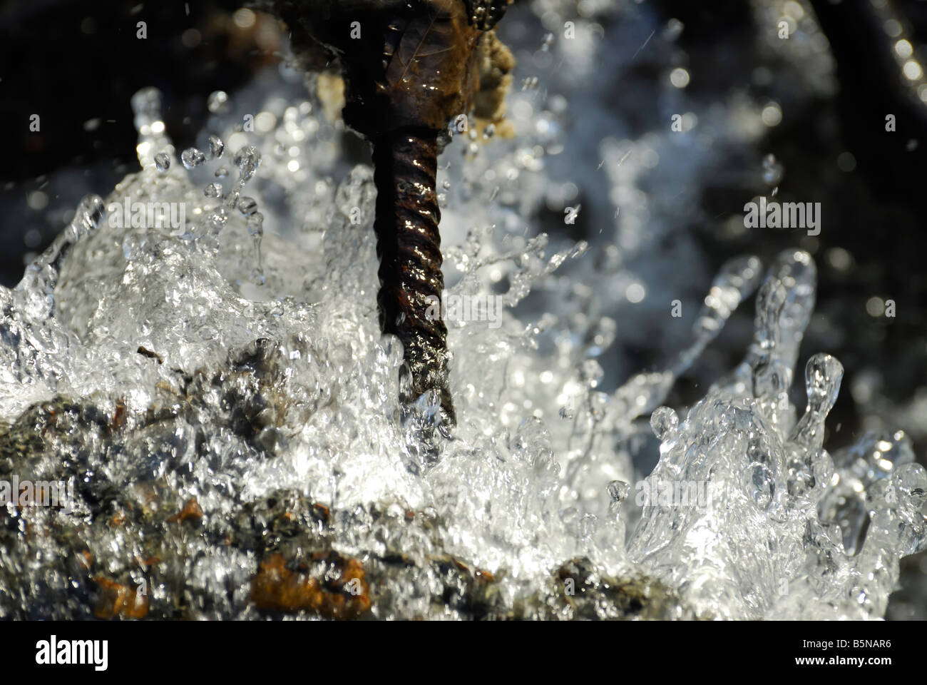 Herbst-Stream und Eisen-Stab Stockfoto