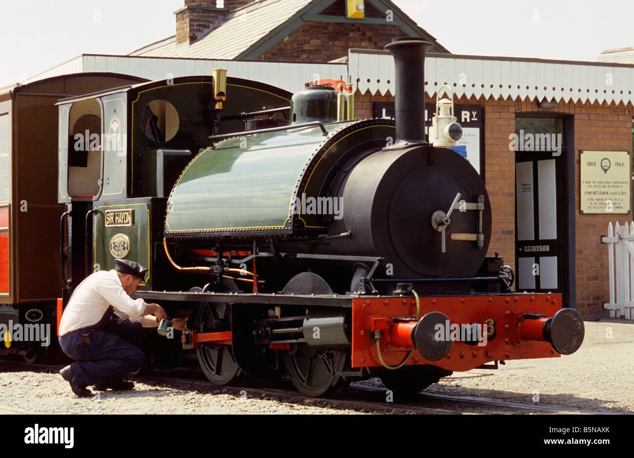 Freiwillige Lokführer Ölen Lokomotive auf der Tal-y-Llyn Eisenbahn, Tywyn, Wales, UK. Stockfoto