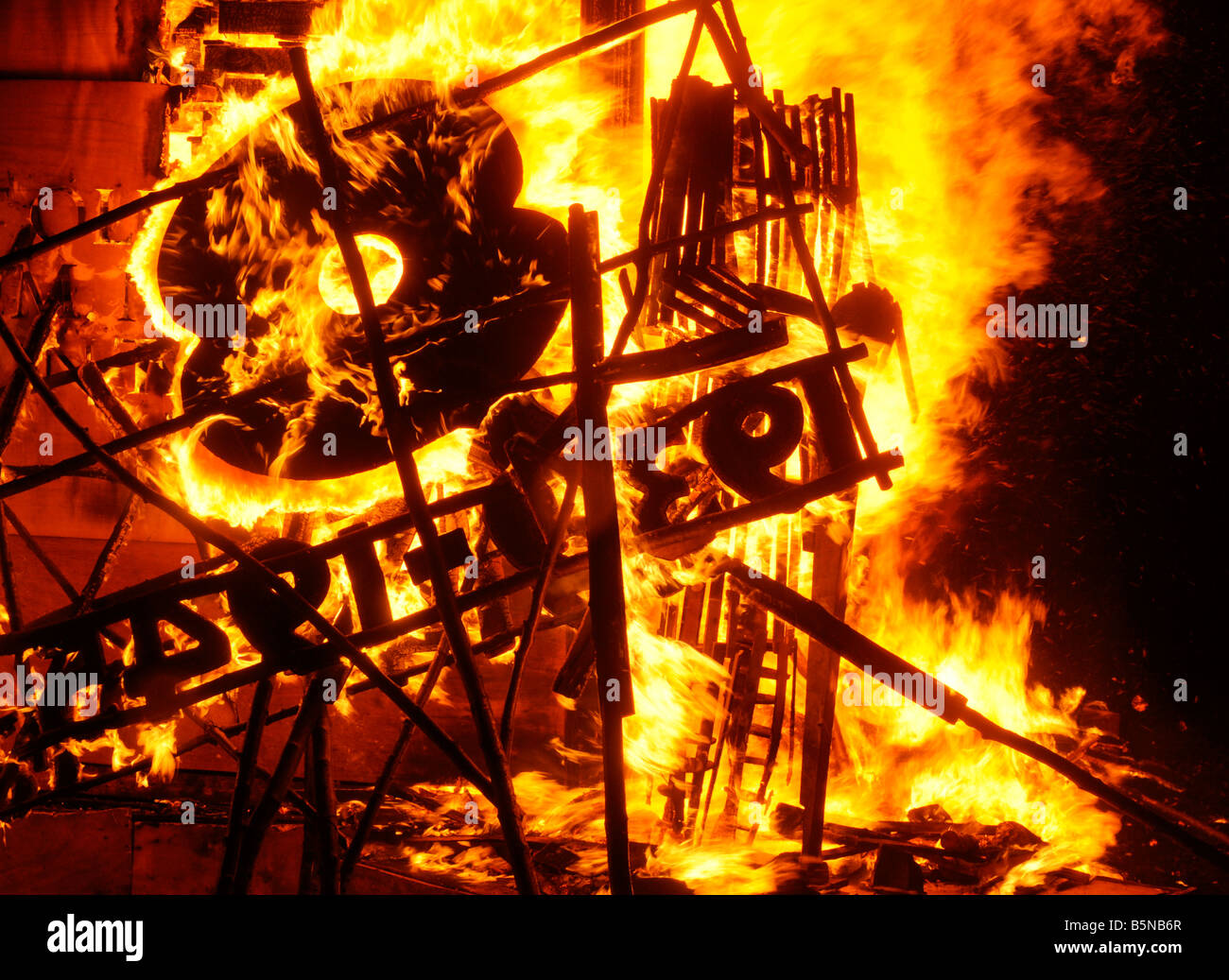 Feuer Nacht feiern in der Nähe von Lewes. Das Dorf East Hoathly gedenkt Waffenstillstand. Bild von Jim Holden. Stockfoto