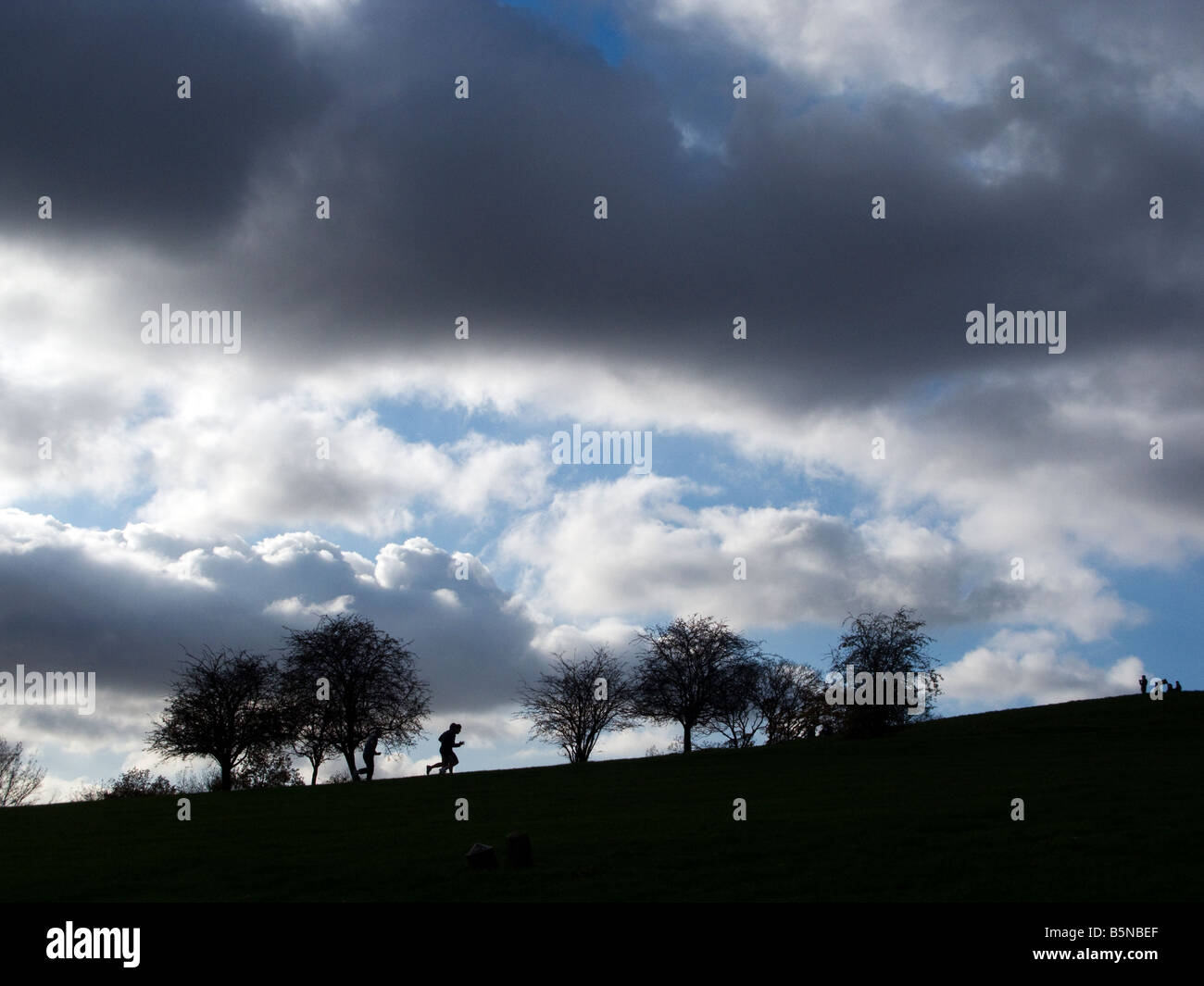 Jogger laufen bergauf Stockfoto