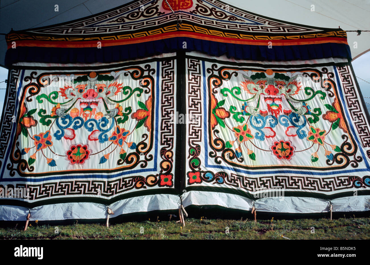 5. August 2006 - bestickte traditionelle tibetische Zelt mit Regenschutz auf dem Gelände des Lithang-Pferdefest in China. Stockfoto