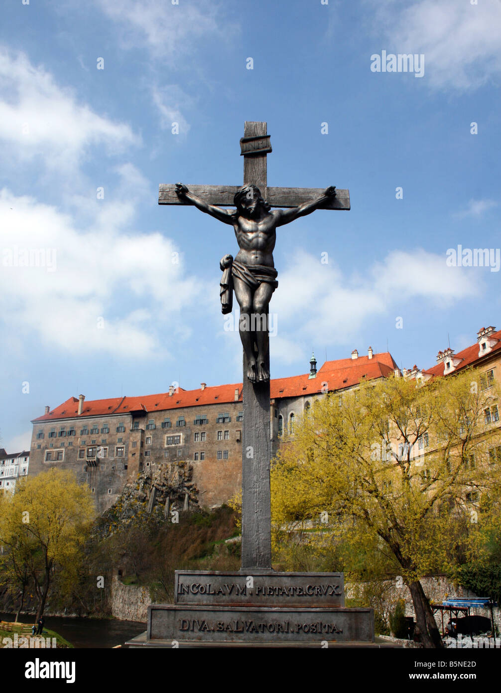 Statue von Jesus Christus am Kreuz gekreuzigt, Cesky Krumlov, Tschechische Republik. Stockfoto