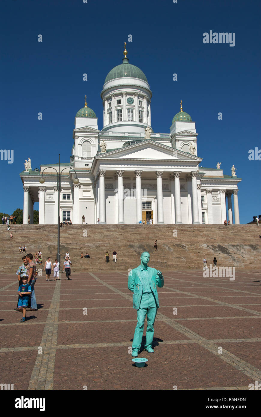 MIME-Künstler Senatsplatz mit evangelisch-lutherischen Helsinki Kathedrale Helsinki Finnland Stockfoto
