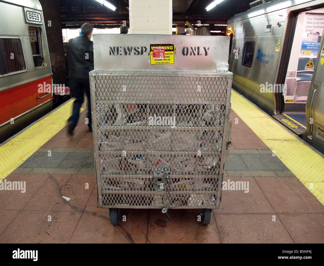 Zeitung und Zeitschrift Papierkorb an der s-Bahnsteig in Grand Central Station, New York Stockfoto