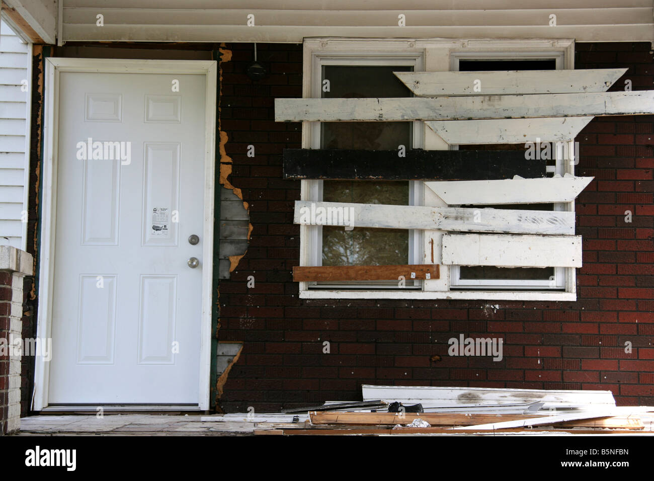 Mit Brettern vernagelt Windows von einem verlassenen Haus in Detroit Michigan/USA Stockfoto