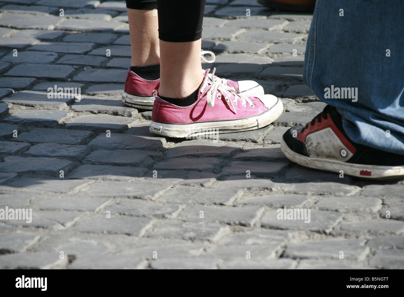 Gruppe von Jugendlichen Schuhe stehen in der Straße Stockfoto