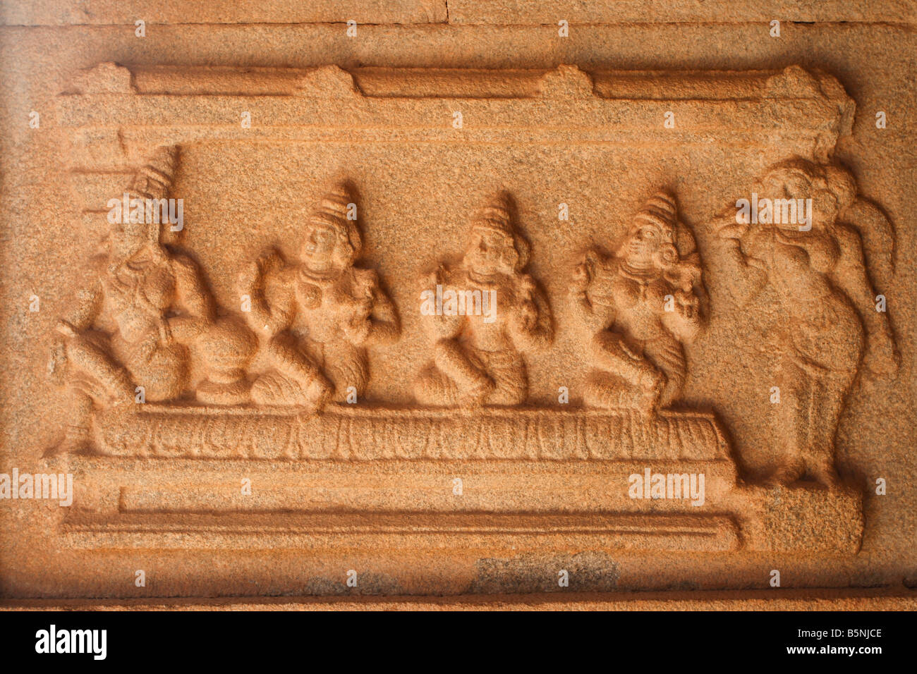 Figuren an der Wand eines alten hinduistischen Tempels Shiva gewidmet an die antike Stätte von Hampi, Karnataka, Indien Stockfoto
