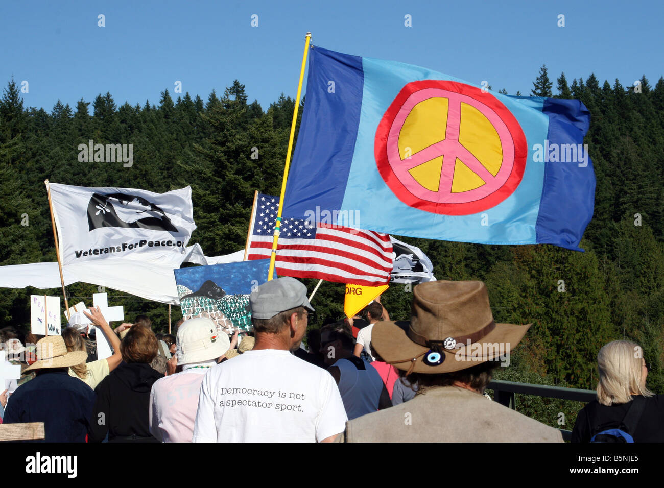 Friedensmarsch führt bis vor die Tore einer Militärbasis im Bundesstaat Washington, USA, um die Kriege im Irak und in Afghanistan zu protestieren. Stockfoto