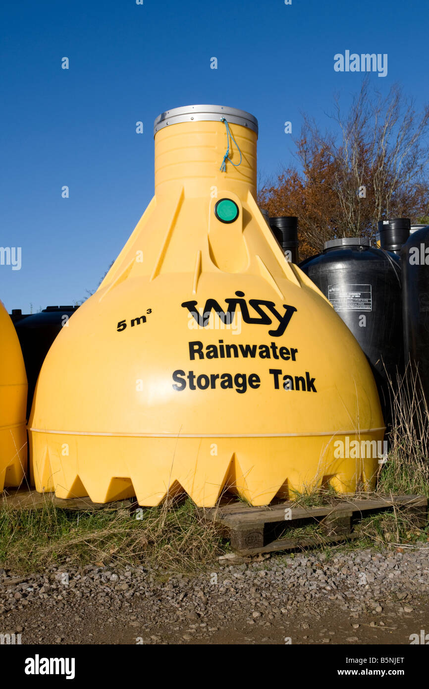 Große gelbe Kunststoff Wisy Regenwasser Lagertank Green Shop Bisley UK Stockfoto
