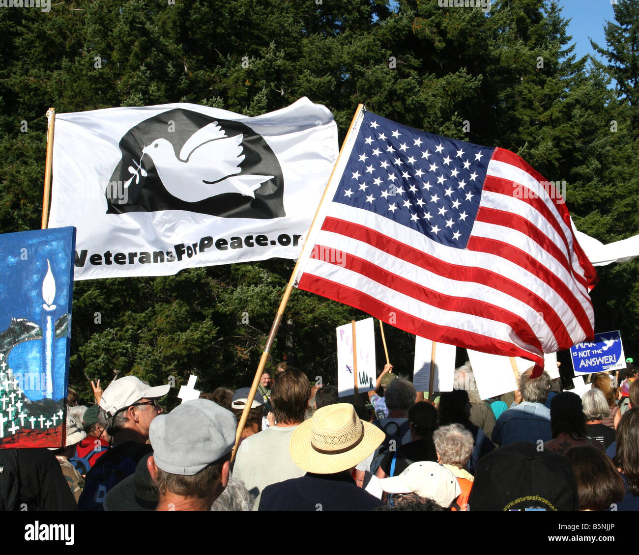 Frieden März mit USA-Flagge, amerikanische Flagge, vor den Toren einer US-Militärbasis, die Kriege im Irak und in Afghanistan zu protestieren. Stockfoto