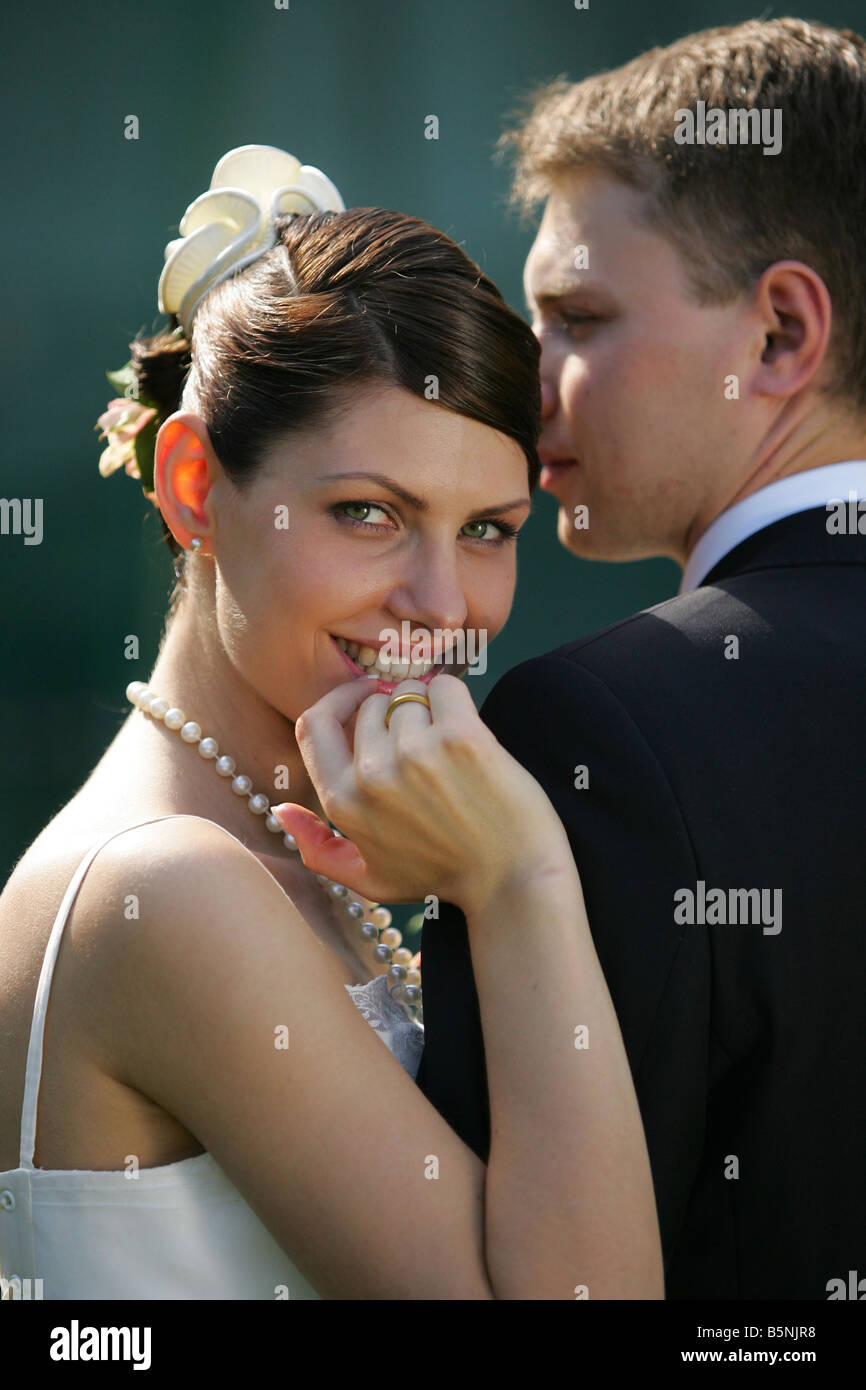 Nahaufnahme eines lächelnden Braut am Tag der Hochzeit stützte sich auf die Schulter des neuen Ehemann Stockfoto