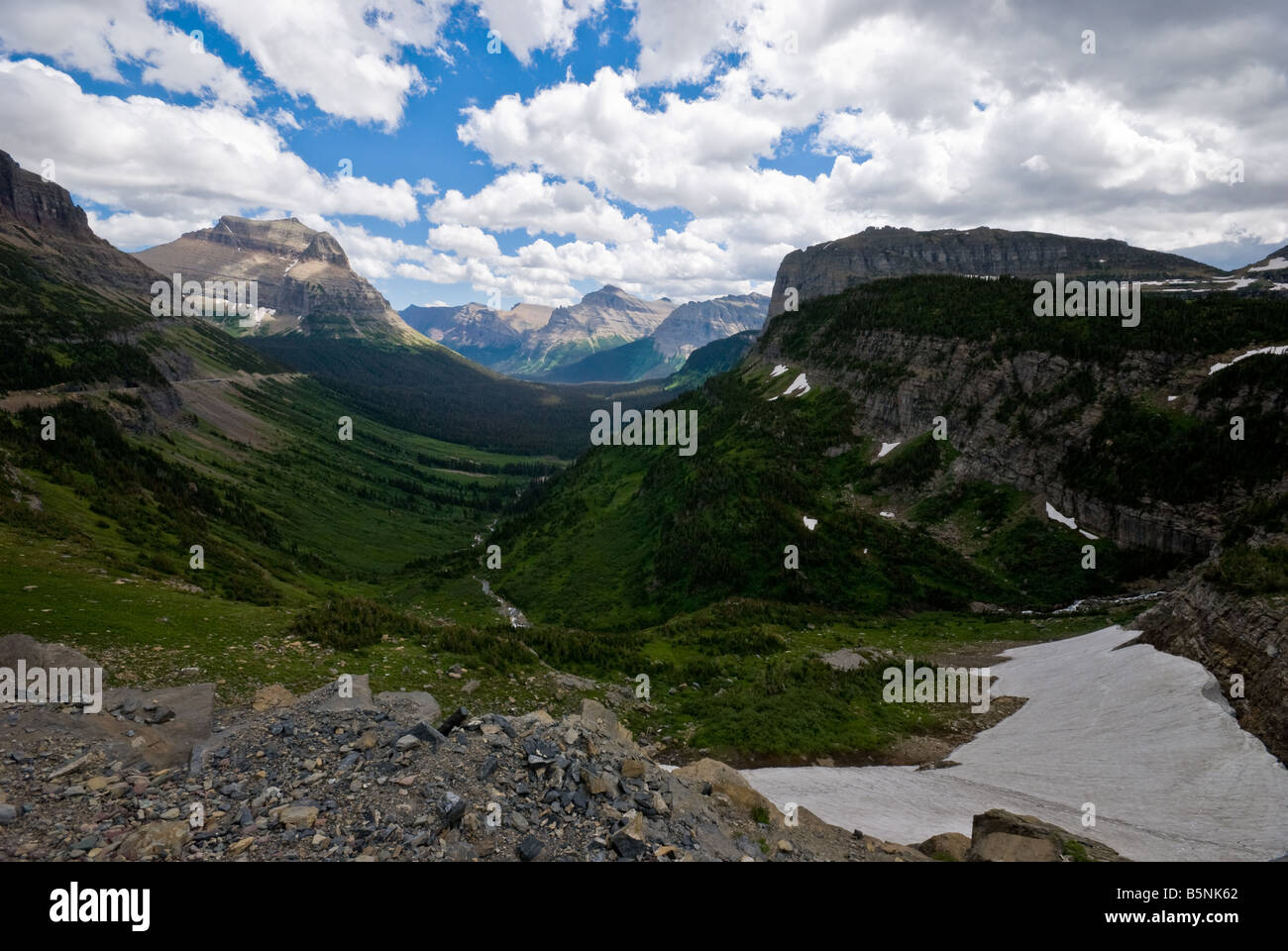 Schneefeld entlang gehen, um die Sonne-Straße in Glacier Nationalpark Montana Stockfoto