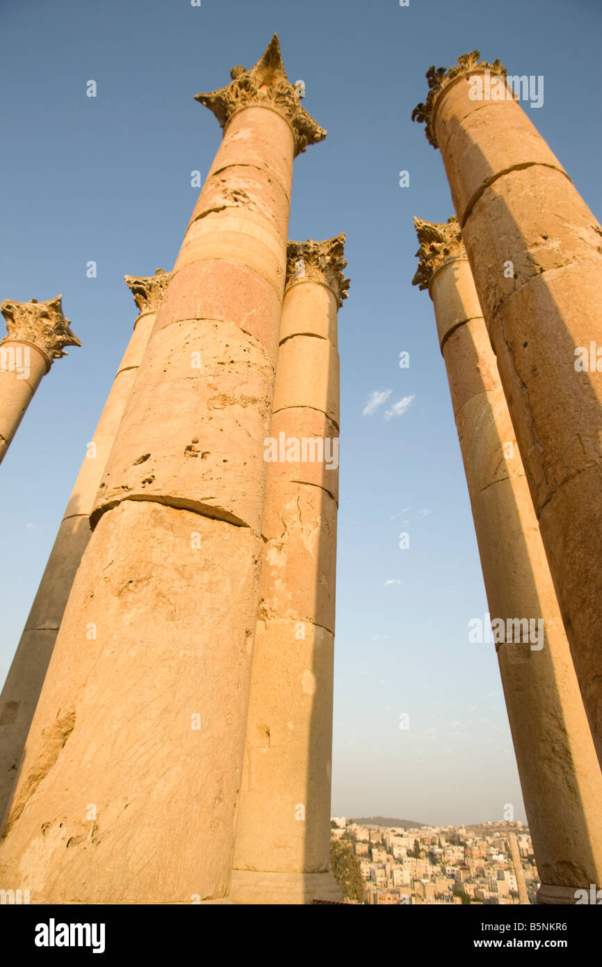 STEINSÄULEN IM KORINTHISCHEN STIL RÖMISCHER TEMPEL DER ARTEMIS RUINEN JERASH JORDAN Stockfoto