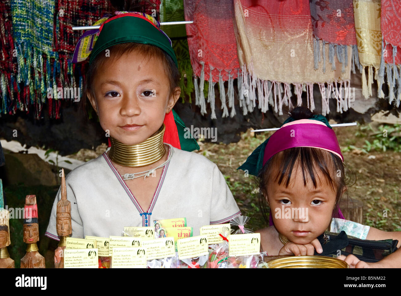 Kinder des Stammes Langhals Karen Hills. Stockfoto