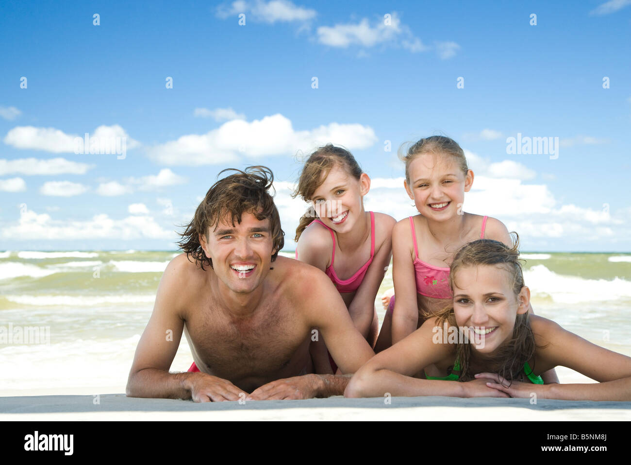 glückliche Familie am Strand Stockfoto