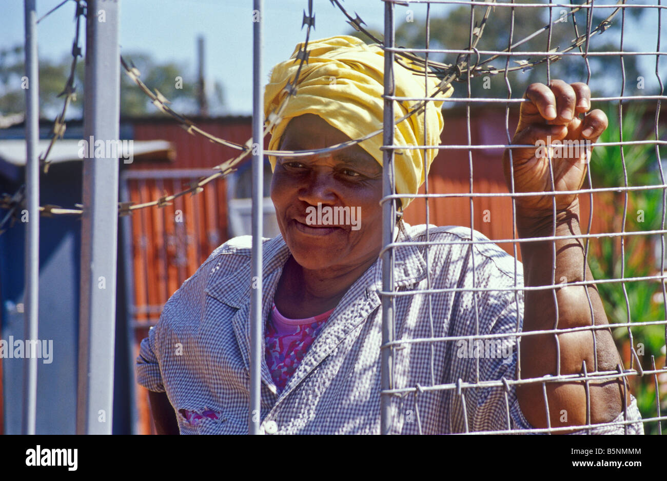 Eine Frau in Soweto, Johannesburg, Südafrika Stockfoto