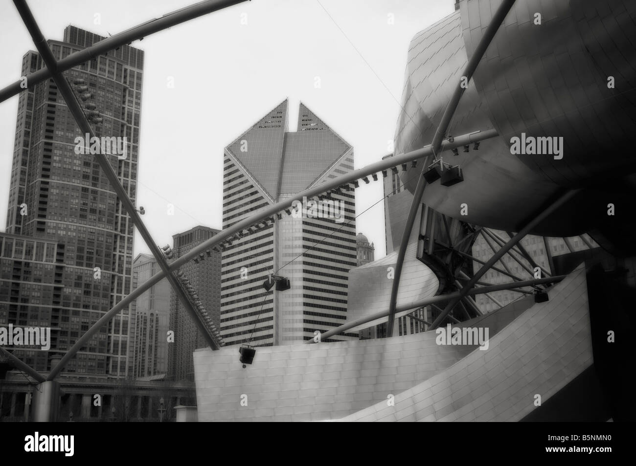 Die denkmalgeschützten Gebäude (links), The Smurfit-Stone Building (Mitte) und Teilansicht des Jay Pritzker Pavilion. Chicago. USA Stockfoto