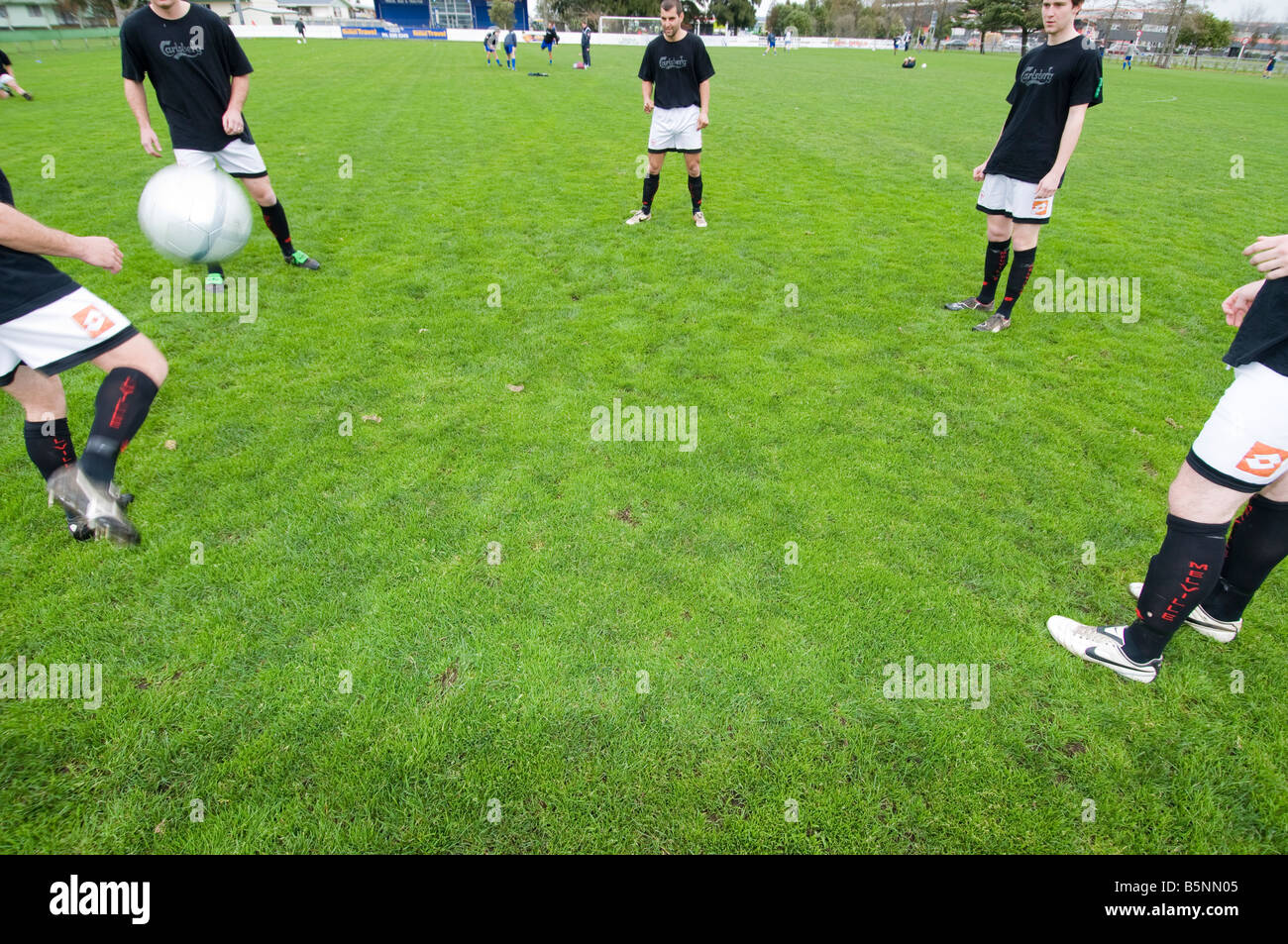 Männer laufen tut Fußball Trainingsübungen Stockfoto