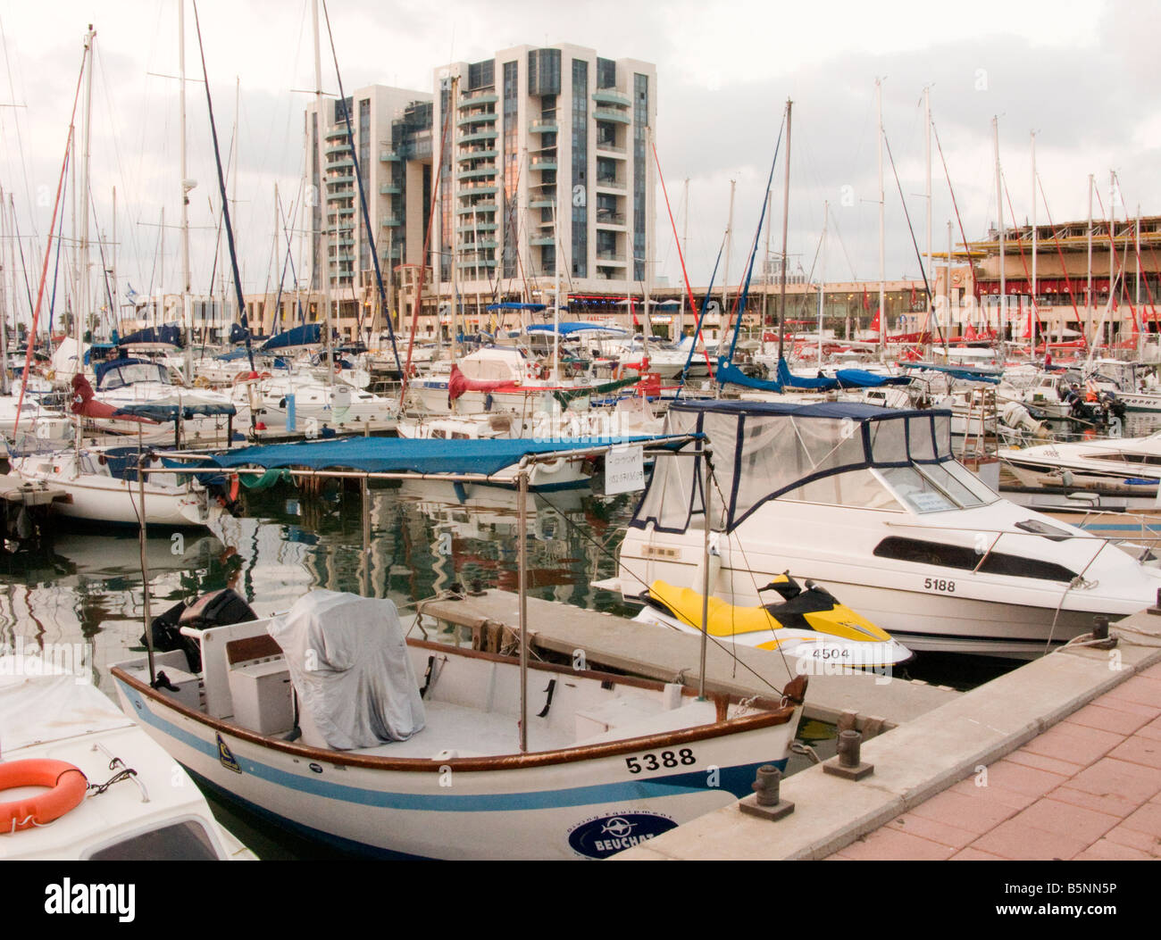 KLEINES BOOT DOCK HERZLIA MARINA ISRAEL Stockfoto