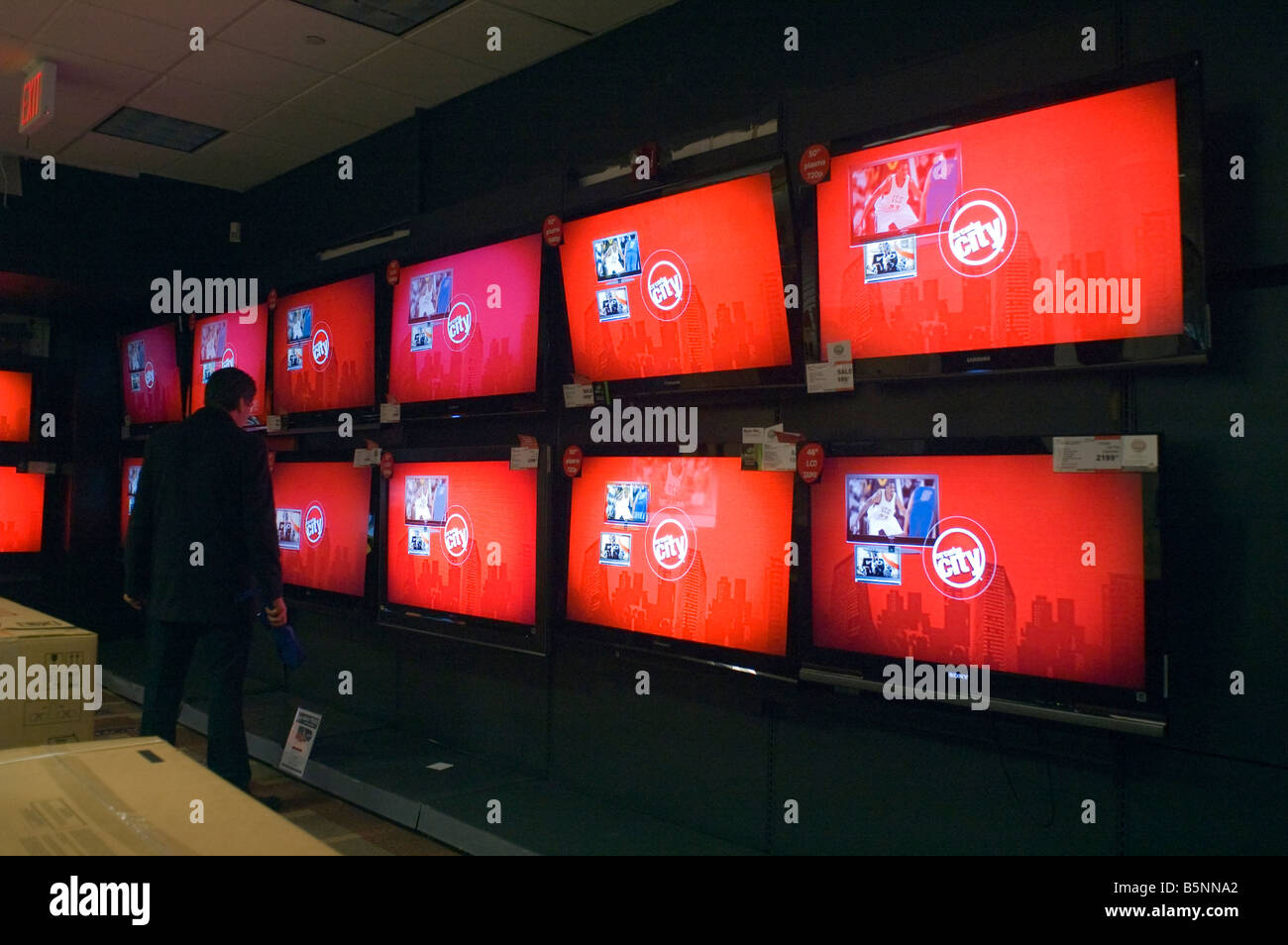 Ein Kunde durchsucht die TV-Anzeige in einem Circuit City-Elektronik-Geschäft in New York Stockfoto