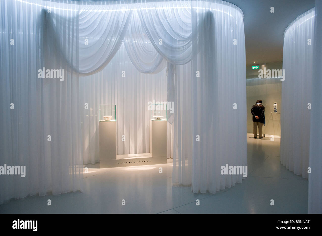 Interieur des Zimmers mit Keramik-Anzeige in Philippe Starck ... Interieur des Zimmers mit Keramik-Anzeige in Philippe Starck ...