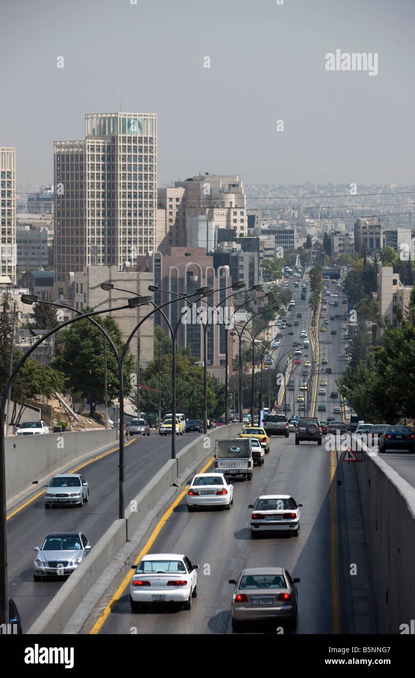 VERKEHR AL HUSSEIN BIN ALI STREET DOWNTOWN SKYLINE AMMAN JORDANIEN Stockfoto