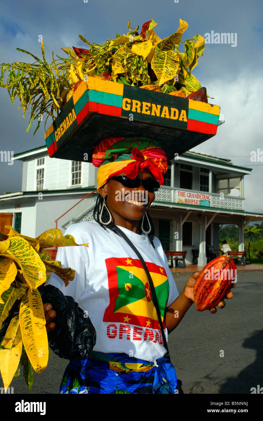 Lokale Frau tanzt und unterhält die Touristen während Gegenstände auf dem Kopf, Grenada in "Westindien" tragen Stockfoto