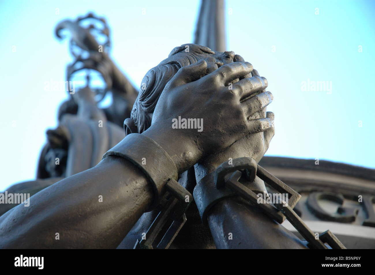 Die Statue im Zentrum von Exchange Fahnen Liverpool ist von Lord Nelson. Stockfoto