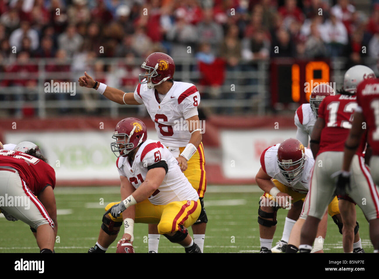 USC-Quarterback, Mark Sanchez, leitet sein Vergehen in, um während die Trojaner Pac-10-Fußball-Spiel mit US-Bundesstaat Washington zu positionieren. Stockfoto