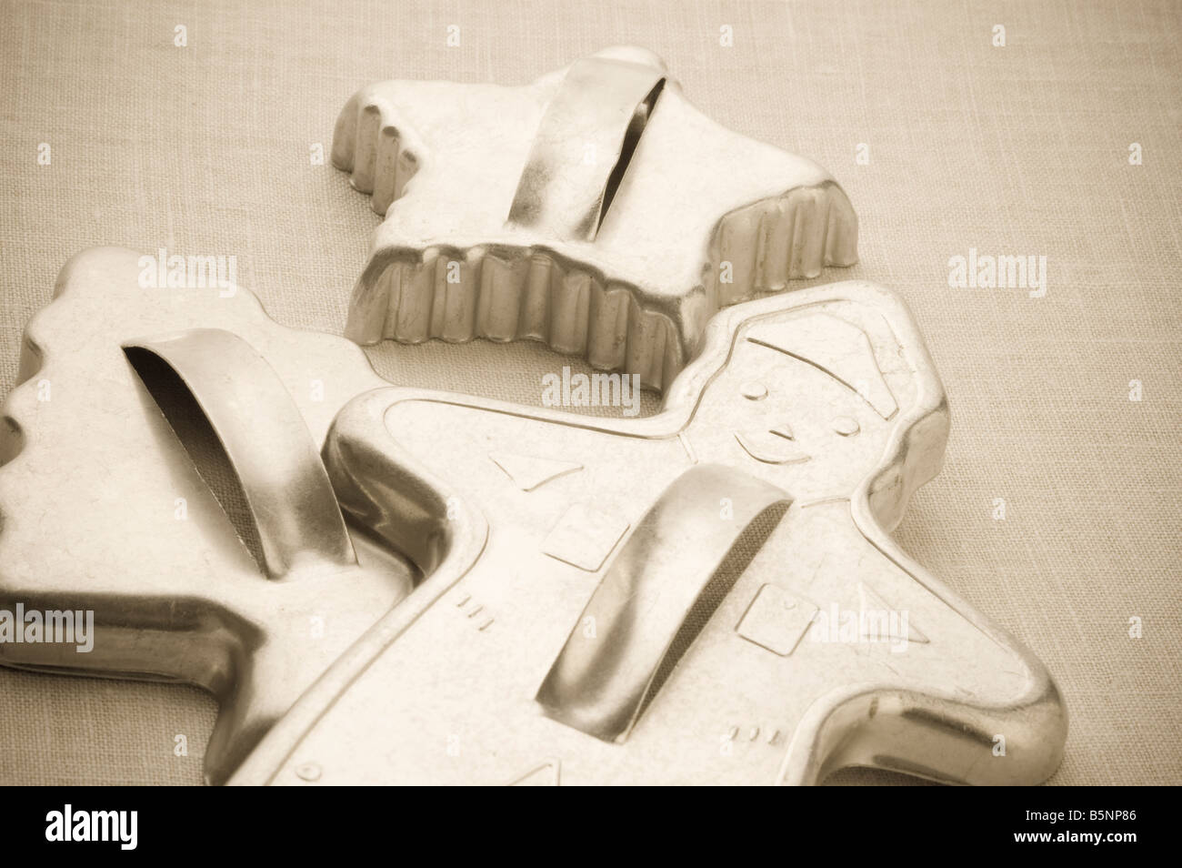 Weihnachten Backen Konzept: Vintage antique Zinn Weihnachts Ausstechformen  (Biskuit Fräser) aus den 1950er Jahren Sepia getönt Bild Stockfotografie -  Alamy